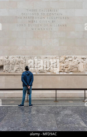 London. England. British Museum, der Person, die an der Parthenon-fries (Elgin Marbles), vier Olympischen Götter sitzen auf Stühlen (zentrale Systemsteuerung), von der Stockfoto