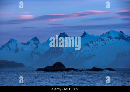 Sonnenuntergang über King Haakon Bay mit lenticularis Wolken, South Georgia Stockfoto