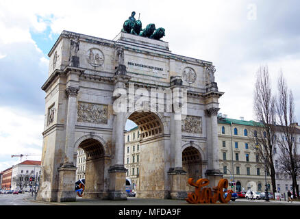 Das Siegestor, drei gewölbten Triumphbogen in München gekrönt durch eine Statue von Bayern mit einem Löwen - quadriga Stockfoto