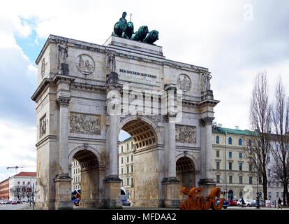 Das Siegestor, drei gewölbten Triumphbogen in München gekrönt durch eine Statue von Bayern mit einem Löwen - quadriga Stockfoto