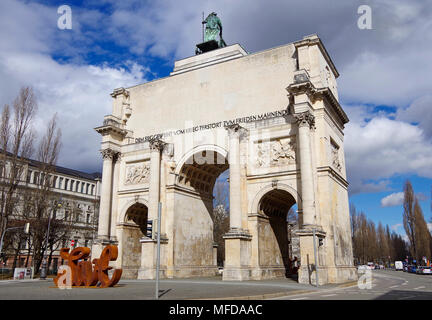 Das Siegestor, drei gewölbten Triumphbogen in München gekrönt durch eine Statue von Bayern mit einem Löwen - quadriga Stockfoto