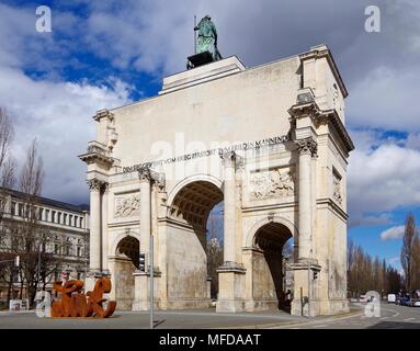 Das Siegestor, drei gewölbten Triumphbogen in München gekrönt durch eine Statue von Bayern mit einem Löwen - quadriga Stockfoto