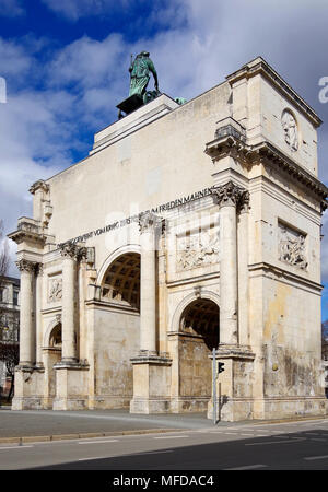 Das Siegestor, drei gewölbten Triumphbogen in München gekrönt durch eine Statue von Bayern mit einem Löwen - quadriga Stockfoto