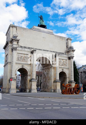 Das Siegestor, drei gewölbten Triumphbogen in München gekrönt durch eine Statue von Bayern mit einem Löwen - quadriga Stockfoto