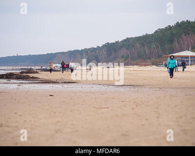 JURMALA, Lettland - 18 April 2018: Menschen schlendern entlang der Küste Stockfoto