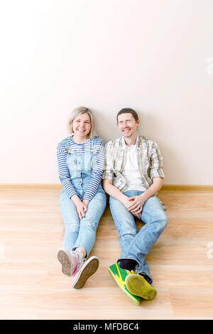 Bild von Mann und Frau sitzt auf dem Boden Stockfoto