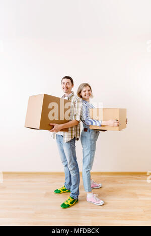 Bild des jungen Mann und Frau mit Karton Stockfoto