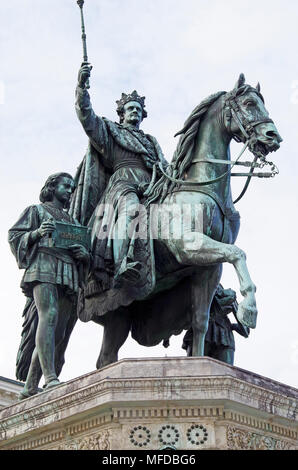 Bronze Statue von König Ludwig II. von Bayern I, in München, Zepter angehoben und eine Seite Junge auf jeder Seite, Stockfoto