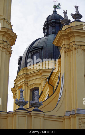 Detail der Theatinerkirche St. Cajetan in München, Bayern, Deutschland, errichtet 1663-1690, von Kurfürst Ferdinand Maria und seiner Frau gegründet wurde Stockfoto