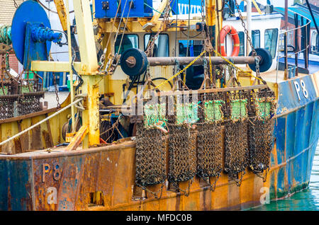 Fischtrawler "ornng Star' gegen die Hafenmauer in den Hafen von Portsmouth günstig ist. Stockfoto