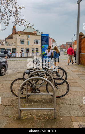 Ein paar Damen stoppen und eine Karte neben einem Fahrradträger auf Gunwharf Straße in Portsmouth, Großbritannien. Stockfoto