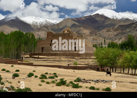 Blick auf die wunderschön gelegene Thisuru Stupa Shastang im Leh in Ladakh, Jammu und Kaschmir Stockfoto