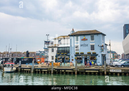 Die Brücke Tavern pub sitzt am Kai von Portsmouth Harbour, UK. Stockfoto