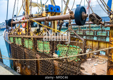 Eine Nahaufnahme der Takelage auf einem Fischtrawler in Portsmouth Hafen. Stockfoto