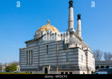 Paris, Frankreich, 23. März 2015: Das krematorium am Père Lachaise Friedhof, dem größten Friedhof der Stadt Paris an einem sonnigen Frühlingstag. Stockfoto