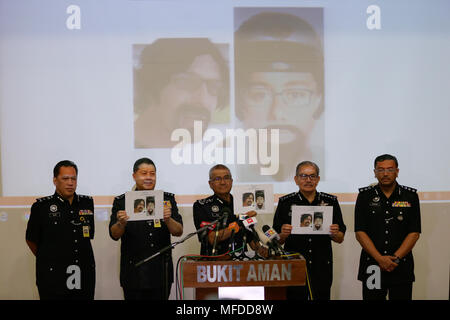 (180425) - KUALA LUMPUR, 25. April 2018 (Xinhua) - malaysische Polizei chief Mohamad Aconit Bin Harun (C) zeigt ein Foto von einer der beiden Verdächtigen, die einen palästinensischen Dozenten getötet, während einer Pressekonferenz in Kuala Lumpur, Malaysia, am 25. April 2018. Malaysische Polizei am Mittwoch freigegeben ein frisches Foto von einer der beiden Verdächtigen, die einen palästinensischen Dozenten getötet, und bat um öffentliche Unterstützung, um die Verdächtigen zu glauben noch immer im Land zu finden. (Xinhua / Zhu Wei) (jmmn) Stockfoto