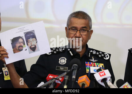 (180425) - KUALA LUMPUR, 25. April 2018 (Xinhua) - malaysische Polizei chief Mohamad Aconit Bin Harun zeigt ein Foto von einer der beiden Verdächtigen, die einen palästinensischen Dozenten getötet, während einer Pressekonferenz in Kuala Lumpur, Malaysia, am 25. April 2018. Malaysische Polizei am Mittwoch freigegeben ein frisches Foto von einer der beiden Verdächtigen, die einen palästinensischen Dozenten getötet, und bat um öffentliche Unterstützung, um die Verdächtigen zu glauben noch immer im Land zu finden. (Xinhua / Zhu Wei) (jmmn) Stockfoto