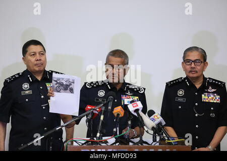 (180425) - KUALA LUMPUR, 25. April 2018 (Xinhua) - malaysische Polizei chief Mohamad Aconit Bin Harun (C) zeigt das Foto mit dem Motorrad durch die beiden Verdächtigen, die einen palästinensischen Dozenten getötet, während einer Pressekonferenz in Kuala Lumpur, Malaysia, am 25. April 2018 verwendet. Malaysische Polizei am Mittwoch freigegeben ein frisches Foto von einer der beiden Verdächtigen, die einen palästinensischen Dozenten getötet, und bat um öffentliche Unterstützung, um die Verdächtigen zu glauben noch immer im Land zu finden. (Xinhua / Zhu Wei) (jmmn) Stockfoto