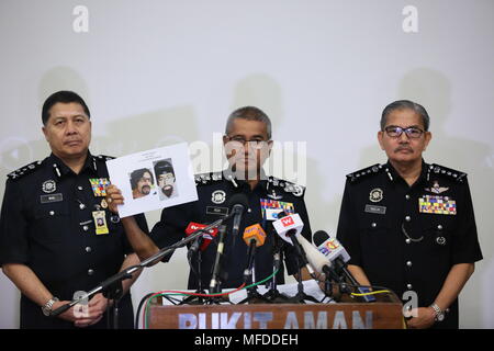 Kuala Lumpur, Malaysia. 25 Apr, 2018. Malaysische Polizei chief Mohamad Aconit Bin Harun (C) zeigt ein Foto von einer der beiden Verdächtigen, die einen palästinensischen Dozenten getötet, während einer Pressekonferenz in Kuala Lumpur, Malaysia, am 25. April 2018. Malaysische Polizei am Mittwoch freigegeben ein frisches Foto von einer der beiden Verdächtigen, die einen palästinensischen Dozenten getötet, und bat um öffentliche Unterstützung, um die Verdächtigen zu glauben noch immer im Land zu finden. Credit: Zhu Wei/Xinhua/Alamy leben Nachrichten Stockfoto