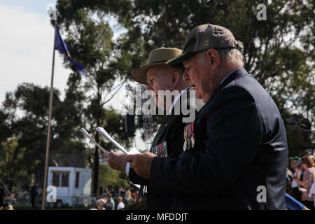 Canberra, Australien. 25 Apr, 2018. Veteranen singen während der Nationalen Zeremonie an der Australian War Memorial hielt die Anzac-Tag in Canberra, Australien, 25. April 2018 zu gedenken. Credit: Xu Haijing/Xinhua/Alamy leben Nachrichten Stockfoto