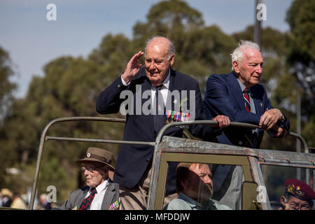 Canberra, Australien. 25 Apr, 2018. Veteranen März an den Nationalen Zeremonie, die an der Australian War Memorial gehalten wird das Anzac Tag in Canberra, Australien, 25. April 2018 zu gedenken. Credit: Zhu Nan/Xinhua/Alamy leben Nachrichten Stockfoto