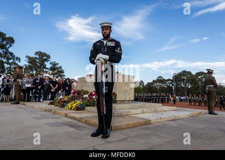 Canberra, Australien. 25 Apr, 2018. Eine Zeremonie wird am Australian War Memorial am Anzac Day in Canberra, Australien, 25. April 2018 statt. Credit: Zhu Nan/Xinhua/Alamy leben Nachrichten Stockfoto