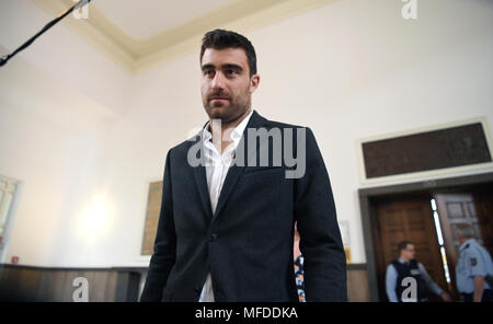 25 April 2018, Deutschland, Dortmund: Der BVB professionelle Sokratis verlässt den Gerichtssaal des Amtsgerichts. Das Landgericht bezeichnet, wenn der Player als Zeuge im Prozess um den Angriff auf die Mannschaft von Borussia Dortmund. Alle Spieler waren im Team Bus, wenn drei Sprengsätze im April 2017 brannte. Foto: Ina Faßbender/dpa Stockfoto