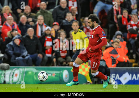 Liverpool, Großbritannien. 24. April 2018. 24. April 2018, Liverpool, Liverpool, England; UAFA Champions League Halbfinale, Hinspiel, Liverpool v Roma; Mohamed Salah von Liverpool mit dem Ball Credit: Aktuelles Bilder/Alamy leben Nachrichten Stockfoto