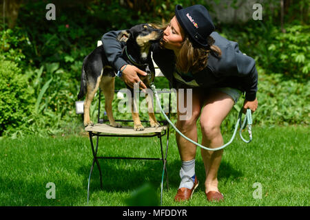 Prag, Tschechische Republik. 24 Apr, 2018. Tschechische snowboarder Eva Samkova posieren mit ihrem Hund während einer Pressekonferenz in Prag, Tschechische Republik, am 24. April 2018. Quelle: Michal Kamaryt/CTK Photo/Alamy leben Nachrichten Stockfoto