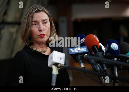 Brüssel, Belgien. 25. April 2018. Die Außenpolitik der EU chief Federica Mogherini kommt in der Internationalen Konferenz über die Zukunft von Syrien und der Region. Alexandros Michailidis/Alamy Leben Nachrichten zu besuchen Stockfoto