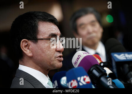 Brüssel, Belgien. 25. April 2018. Japans Außenminister Taro Kono kommt an einer internationalen Konferenz über die Zukunft von Syrien und der Region. Alexandros Michailidis/Alamy leben Nachrichten Stockfoto