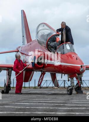 East Fortune, UK. 25. April 2018. National Museums Scotland hat eine British Aerospace Hawk T1 ein, die von der Royal Air Force (RAF) Aerobatic Team, die roten Pfeile geflogen wurde erworben. Sitzen Sie neben Concorde, ein Flugzeug, mit dem die roten Pfeile bei vielen Gelegenheiten angezeigt, vor allem wenn die Concorde und th Credit: Rich Dyson/Alamy leben Nachrichten Stockfoto