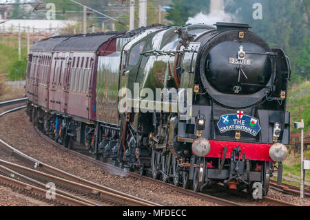 Winwick. United Kingdon. 25. April. 2018. Die Großbritannien Dampf bespannt railtour an Tag 7 Der runde Großbritannien Reise. Starten fom Grange Over Sands der Zug für eine Übernachtung in Cardiff gebunden war. Restaurierte Dampflok Nr. 35018 Die britische Indien Linie an Geschwindigkeit vorbeifahrenden Winwick Kreuzung auf der West Coast Main Line gesehen auf dem Weg nach Crewe. Quelle: John Davidson Fotos/Alamy leben Nachrichten Stockfoto