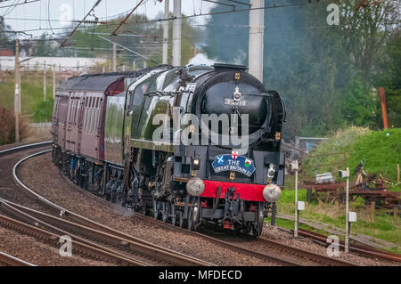 Winwick. United Kingdon. 25. April. 2018. Die Großbritannien Dampf bespannt railtour an Tag 7 Der runde Großbritannien Reise. Starten fom Grange Over Sands der Zug für eine Übernachtung in Cardiff gebunden war. Restaurierte Dampflok Nr. 35018 Die britische Indien Linie an Geschwindigkeit vorbeifahrenden Winwick Kreuzung auf der West Coast Main Line gesehen auf dem Weg nach Crewe. Quelle: John Davidson Fotos/Alamy leben Nachrichten Stockfoto