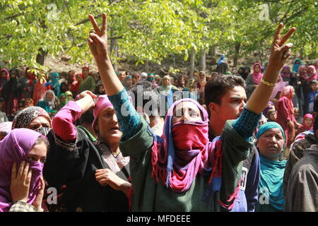 Srinagar, Kashmir. 25 Apr, 2018. Kaschmir Dorfbewohner shout Slogans bei der Beerdigung von Ishfaq Ahmed an Handura Dorf zentralen Bezirk südlich von Srinagar 'Credit: UbaidUllah Wani/Alamy leben Nachrichten Stockfoto