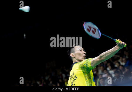 Wuhan, Hubei Provinz Chinas. 25 Apr, 2018. Lee Chong Wei aus Malaysia hits eine Rückkehr gegen Qiao Bin von China während der Männer singles erste Runde am Badminton Asien Meisterschaften 2018 in Wuhan, der Hauptstadt der Provinz Hubei in Zentralchina, 25. April 2018. Lee Chong Wei gewann mit 2-0. Credit: Xiao Yijiu/Xinhua/Alamy leben Nachrichten Stockfoto