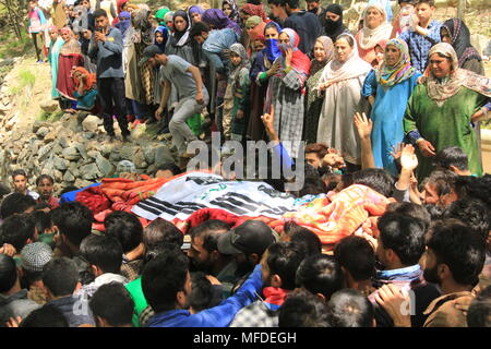 Srinagar, Kashmir. 25 Apr, 2018. Kaschmir Dorfbewohner shout Slogans bei der Beerdigung von Ishfaq Ahmed an Handura Dorf zentralen Bezirk südlich von Srinagar 'Credit: UbaidUllah Wani/Alamy leben Nachrichten Stockfoto