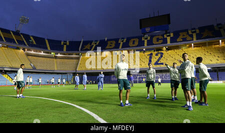 Buenos Aires, Argentinien. 24 Apr, 2018. Die Spieler, die von SE Palmeiras, im Bereich der Aufklärung, an der La Bombonera Stadion. Credit: Cesar Greco/FotoArena/Alamy leben Nachrichten Stockfoto