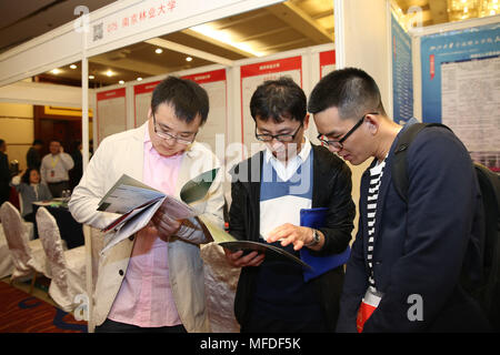 (180425) - Peking, April 25, 2018 (Xinhua) - Job Jäger prüfen für Job Informationen während einer Messe in Peking, der Hauptstadt von China, 25. April 2018. Mehr als 160 Universitäten und Hochschulen im ganzen Land an der Messe mit über 5.000 Arbeitsplätzen. Über 1.500 Doktoranden für die Messe angemeldet haben, nach Ansicht der Organisatoren. (Xinhua/Zhang Cheng) (and) Stockfoto