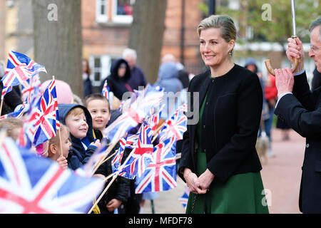 Hereford, Herefordshire UK - Mittwoch 25 April 2018 - Sophie Gräfin von Wessex hält zur Schule Kinder treffen, als Sie besuche Hereford Cathedral - Ihr Besuch inklusive Anzeigen die weinende Fenster Keramik poppy Kunst Installation und die Frau, die in der nahe gelegenen Rotherwas Munitionsfabrik während des Zweiten Weltkriegs arbeitete. Foto Steven Mai/Alamy leben Nachrichten Stockfoto