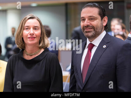 Brüssel, Belgien. 25 Apr, 2018. Die Außenpolitik der EU chief Federica Mogherini (L) und des libanesischen Ministerpräsidenten Saad Hariri eine Konferenz über die "Unterstützung der Zukunft der Syrien und der Region am EU-Sitz in Brüssel, Belgien, 25. April 2018 teil. Credit: Thierry Monass/Xinhua/Alamy leben Nachrichten Stockfoto