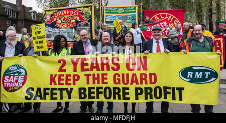 London, Großbritannien. 25. April 2018. Grahame Morris, Labour MP, Lisa Nandy, Labour MP und Steve Hedley, Senior Assistant General Sekretär der RMT-Union. Bei der RMT' halten Wachen auf Protest Züge' an das Parlament hebt Mangel an Engagement der Regierung in der langen Streit. Quelle: David Rowe/Alamy leben Nachrichten Stockfoto