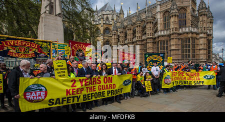 London, Großbritannien. 25. April 2018. Grahame Morris, Labour MP, Lisa Nandy, Labour MP, Steve Hedley, Senior Assistant General Sekretär der RMT-union und Mick Bargeld, Generalsekretär der RMT an der 'keep Guards auf Protest Züge' an das Parlament hebt Mangel an Engagement der Regierung in der langen Streit. Quelle: David Rowe/Alamy leben Nachrichten Stockfoto