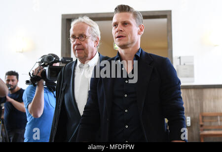 Dortmund, Deutschland. 25 April 2018, Deutschland, Dortmund: Der BVB professionelle Lukasz Piszczek auf dem Weg in den Gerichtssaal des Amtsgerichts mit seinem Anwalt Alfons Becker (L). Das Amtsgericht in der Fußball-Spieler als Zeugen im Prozess um den Angriff auf die Mannschaft von Borussia Dortmund. Alle Spieler waren im Team Bus, wenn drei Sprengsätze im April 2017 brannte. Foto: Ina Faßbender/dpa Quelle: dpa Picture alliance/Alamy leben Nachrichten Stockfoto