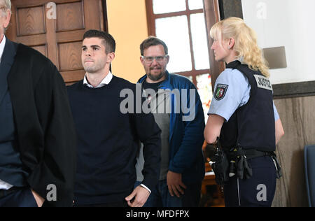 Dortmund, Deutschland. 25 April 2018, Deutschland, Dortmund: Der BVB professional Christian Pulisic verlässt den Gerichtssaal des Amtsgerichts. Das Amtsgericht in der Fußball-Spieler als Zeugen im Prozess um den Angriff auf die Mannschaft von Borussia Dortmund. Alle Spieler waren im Team Bus, wenn drei Sprengsätze im April 2017 brannte. Foto: Ina Faßbender/dpa Quelle: dpa Picture alliance/Alamy leben Nachrichten Stockfoto