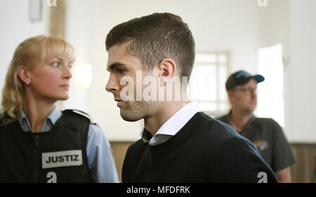 Dortmund, Deutschland. 25 April 2018, Deutschland, Dortmund: Der BVB professional Christian Pulisic auf dem Weg in den Gerichtssaal des Amtsgerichts. Das Amtsgericht in der Fußball-Spieler als Zeugen im Prozess um den Angriff auf die Mannschaft von Borussia Dortmund. Alle Spieler waren im Team Bus, wenn drei Sprengsätze im April 2017 brannte. Foto: Ina Faßbender/dpa Quelle: dpa Picture alliance/Alamy leben Nachrichten Stockfoto
