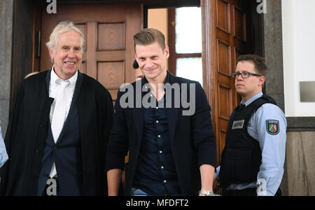 Dortmund, Deutschland. 25 April 2018, Deutschland, Dortmund: Der BVB professionelle Lukasz Piszczek verlässt den Gerichtssaal des Amtsgerichts mit seinem Anwalt Alfons Becker (L). Das Amtsgericht in der Fußball-Spieler als Zeugen im Prozess um den Angriff auf die Mannschaft von Borussia Dortmund. Alle Spieler waren im Team Bus, wenn drei Sprengsätze im April 2017 brannte. Foto: Ina Faßbender/dpa Quelle: dpa Picture alliance/Alamy leben Nachrichten Stockfoto