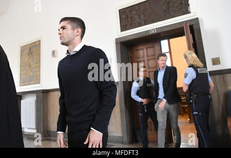 Dortmund, Deutschland. 25 April 2018, Deutschland, Dortmund: Der BVB professional Christian Pulisic verlässt den Gerichtssaal des Amtsgerichts. Das Amtsgericht in der Fußball-Spieler als Zeugen im Prozess um den Angriff auf die Mannschaft von Borussia Dortmund. Alle Spieler waren im Team Bus, wenn drei Sprengsätze im April 2017 brannte. Foto: Ina Faßbender/dpa Quelle: dpa Picture alliance/Alamy leben Nachrichten Stockfoto