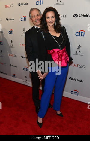 New York, USA. 24 Apr, 2018. Lynda Carter und Robert A. Altman nehmen an der Zeit 2018 100 Gala bei Jazz at Lincoln Center am 24. April 2018 in New York City. Credit: Erik Pendzich/Alamy leben Nachrichten Stockfoto