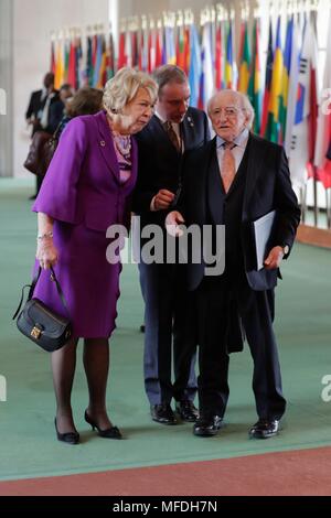 Vereinten Nationen, New York, USA, 24. April 2018 - Präsident Michael Higgins von Irland und Frau Sabina Coyne bei der Friedenssicherung und Aufrechterhaltung von Frieden treffen heute auf das UN-Hauptquartier in New York City. Foto: Luiz Rampelotto/EuropaNewswire | Verwendung weltweit Stockfoto